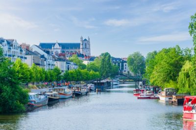 rivière de l'Edre bordée de bâtiments et de quais où sont amarrés des bateaux à Nantes