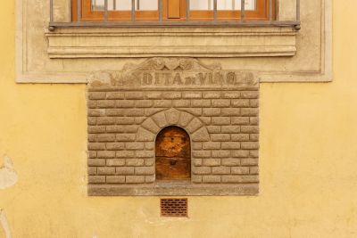 Ein Feinfenster oder Buchetta del Vino in Florenz