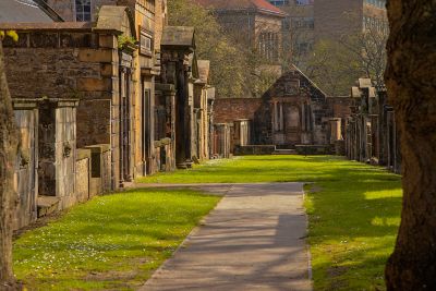 Greyfriars Kirkyard, ein berühmter historischer Friedhof in Edinburgh, mit langen Schatten