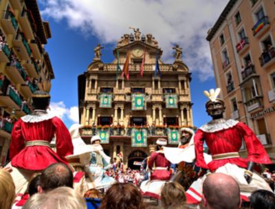 Foule et spectacles de rue lors d’une fête basque à San Fermín de Pampelune