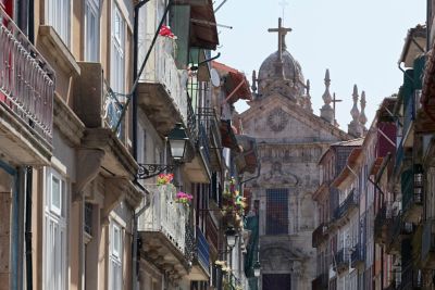 Eine Gasse in Cedofeita, einem trendigen Viertel in Porto, mit der Igreja Nossa Senhora da Vitória