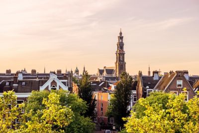 Skyline d’Amsterdam en fin de journée, dominée par le clocher de l’église Westerkerk