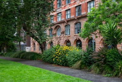 Résidence aux abords du Parsonage Gardens, espace vert à proximité des adresses shopping 