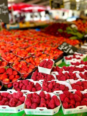 Barquettes de framboises et fraises au marché central de La Rochelle