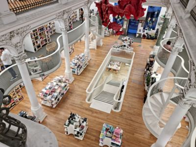 Cărturești Carusel, historische Buchhandlung in der Altstadt von Bukarest, mit Säulen und Galerien