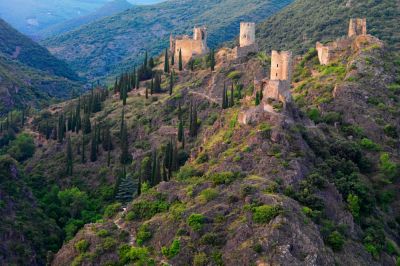 Châteaux cathares de Lastours, au cœur de la Montagne Noire, à découvrir lors d’une randonnée dans la région de Carcassonne