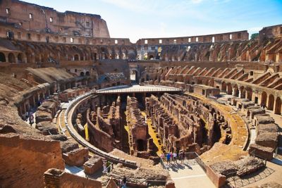 Intérieur du Colisée, les gradins en ruine et les galeries souterraines