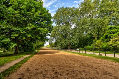Breiter Sandweg durch den Hyde Park in London