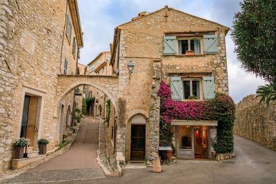 Alte Steinhäuser an einer Straße im mittelalterlichen Künstlerort Saint-Paul-de-Vence, Frankreich
