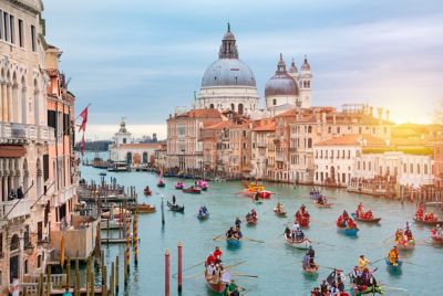 Des gondoles qui navigant sur le Grand Canal à Venise, transportant des personnes habillées pour le carnaval