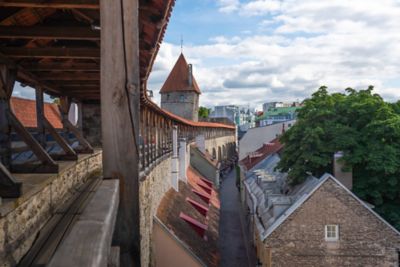 Hellemann-Turm in der Altstadt von Tallinn mit Gang auf der historischen Stadtmauer