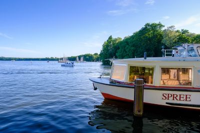 Der Müggelsee in Berlin mit verschiedenen Booten an einem sonnigen Tag