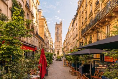 Terrasses de café végétalisées au pied de la Saint-Jacques