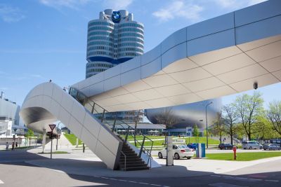 Fußgängerbrücke an der Erlebniswelt von BMW in München
