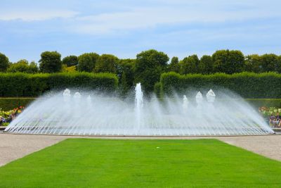 Sprudelnde Glockenfontäne im barocken Großen Garten der Herrenhäuser Gärten in Hannover