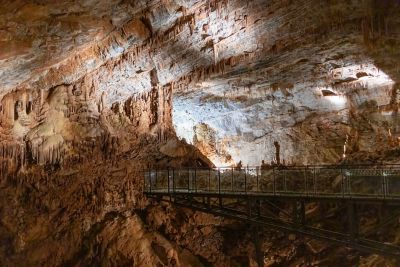 Passerelle sous les stalactites du gouffre géant de Cabrespine 
