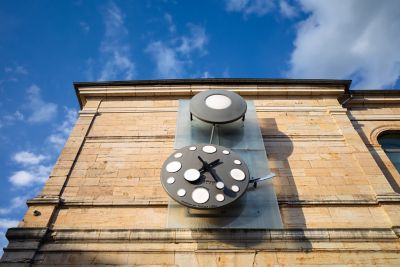 Horloge de Philippe Lebru sur la façade du musée des beaux-arts et d’archéologie de Besançon