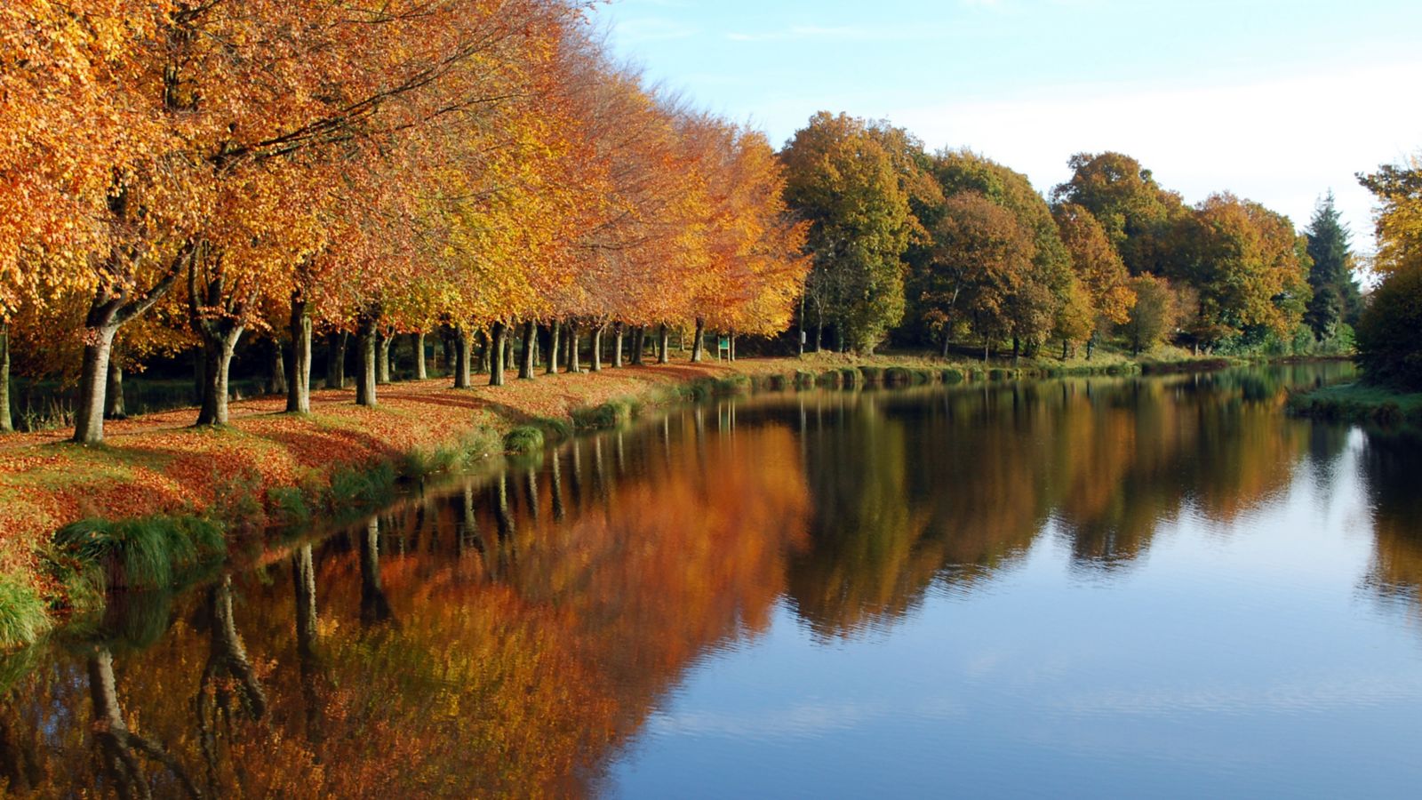 Autumn Reflections: The Moment in Loudéac