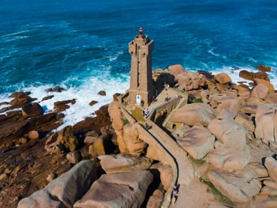 Visiteurs autour du phare de Mean Ruz, à Ploumanac'h