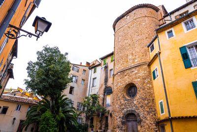 Centre-ville de Grasse, capitale des fleurs et des parfums 