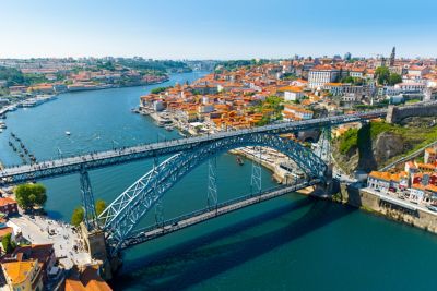 Die berühmte Brücke Ponte Dom Luís I überspannt den Fluss Douro in Porto