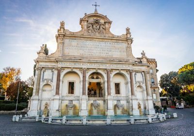 Primer plano de la Fontana dell'Acqua Paola, una fuente monumental con columnas y un frontón barroco