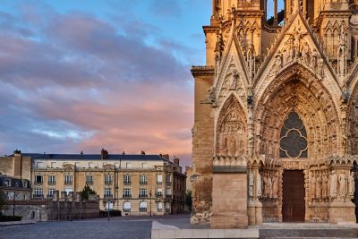Parvis de la cathédrale de Reims au coucher du soleil