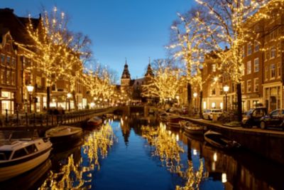 Illuminations de Noël qui se reflètent sur l’eau du canal Spiegelgracht, à la nuit tombée