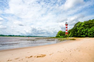 Historischer rotweißer Leuchtturm Wittenbergen am Rissener Ufer bei Hamburg