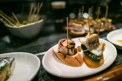 Pintxos in einer Bar in San Sebastián, typisch baskische Tapas mit Fisch auf Brot