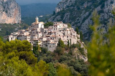 Peillon, ein pittoreskes Bergdorf im Hinterland von Nizza, das auf einem Felsvorsprung thront