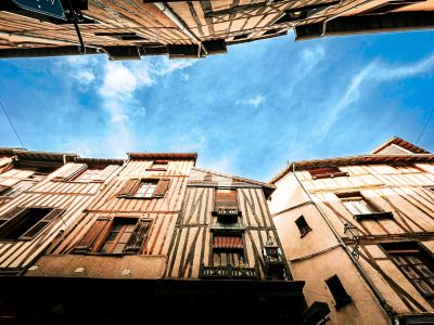 Maisons à colombages vues en contre-plongée, dans le centre historique de Limoges
