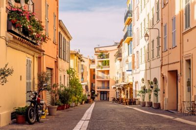 Rue colorée dans le quartier du Suquet dans le vieux centre de Cannes