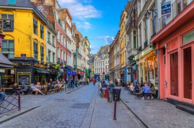 Terrasses de bars et restaurants sur le trottoir dans la vieille ville de Lille