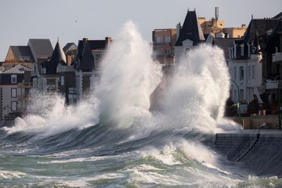 Vagues qui s’écrasent sur les quais de la ville lors des grandes marées à Saint-Malo