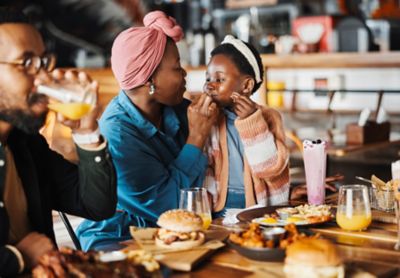 Une mère et sa fille qui déguste des plats après une activité cuisine en famille