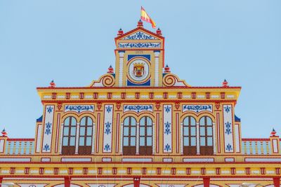 Colorida fachada principal de la entrada a la famosa Feria de Sevilla