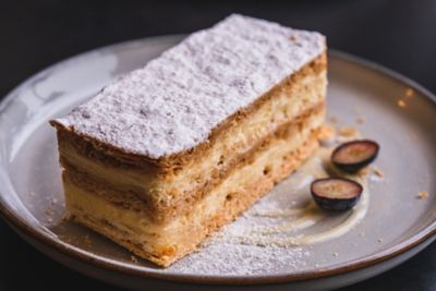 Ein Stück Mille-Feuille, eine französische Patisserie-Spezialität aus geschichtetem Blätterteig