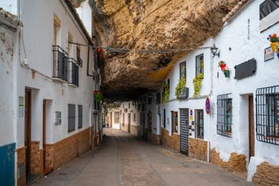 Rues creusées dans la roche et maisons blanches de Setenil de las Bodegas, à voir lors d’un séjour en Andalousie