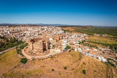 Vista panorámica del campo y el Castillo de Baños de la Encina y el pueblo en la provincia de Jaén