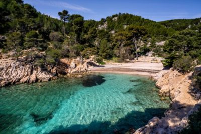 Menschenleerer Strand in der Calanque de Port Pin bei Marseille