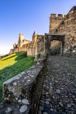 Route pavée menant à la cité fortifiée de Carcassonne