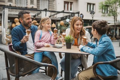 Famille qui déguste des glaces à la terrasse d’un café