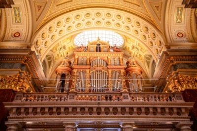Prächtige Orgel in der St.-Stephans-Basilika, eine berühmte Sehenswürdigkeit von Budapest