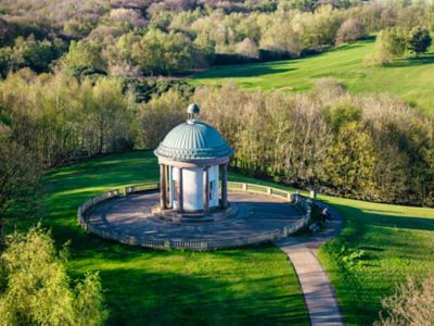 Temple au sommet d’une colline verdoyante à Heaton Park