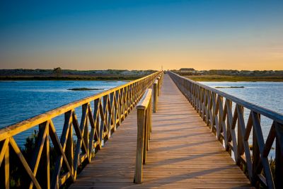 Pont de Quinta do Lago vers la Ria Formosa au coucher du soleil