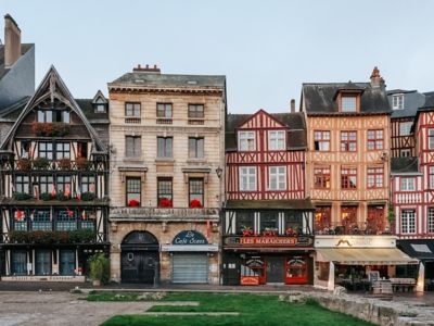 Place du Vieux Marché à Rouen, entourée de maisons colorées et de restaurants