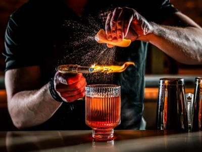 Mixologiste préparant un cocktail dans un speakeasy à Bristol