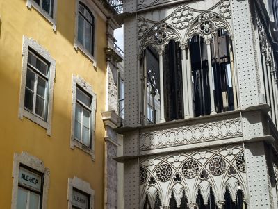 Neugotische gusseiserne Verzierungen am Elevador de Santa Justa in Lissabon