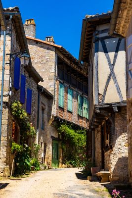 Charmante rue et maisons à colombages dans le cœur de Puycelsi